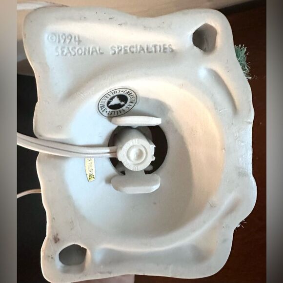 Christmas Valley Lighted Church Holiday Village w/ Box Collectors Series - Picture 4 of 6